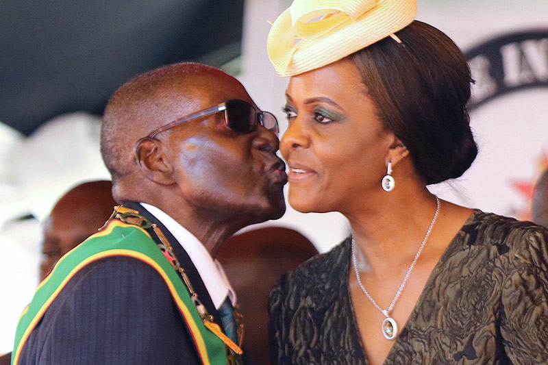 © Reuters/Philimon Bulawayo Robert Mugabe und seine Frau Grace