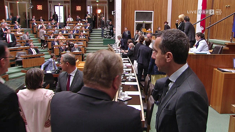 © ORF Harald Mahrer (ÖVP) betritt den Plenarsaal
