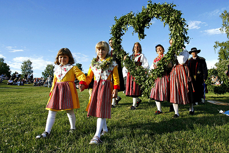 © Reuters/Bob Strong Schwedische Kinder in Tracht mit einem Blumen-Herz