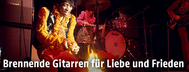 Jimi Hendrix entzündet seine Gitarre am Monterey International Pop Festival, 1967