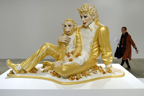 © Jeff Koons; APA/AFP/Timothy Clary Statue "Michael Jackson and Bubbles"