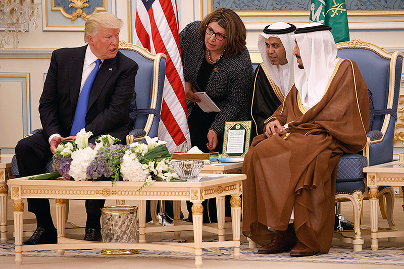 © APA/AP/Evan Vucci US-Präsident Donald Trump mit König Salman von Saudi Arabien