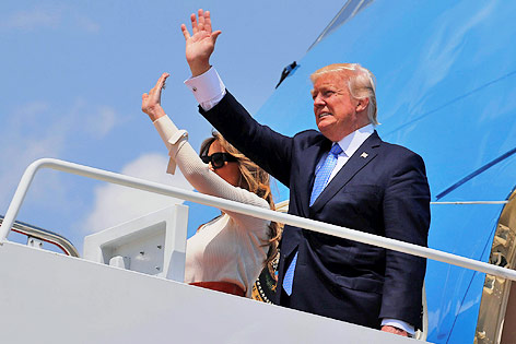 © Reuters/Jonathan Ernst Donald und Melania Trump winken vor dem Einsteigen in die Air Force One