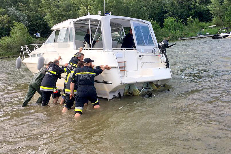© APA/FF Kritzendorf Feuerwehrleute beim Sichern eines losgerissenen Bootes
