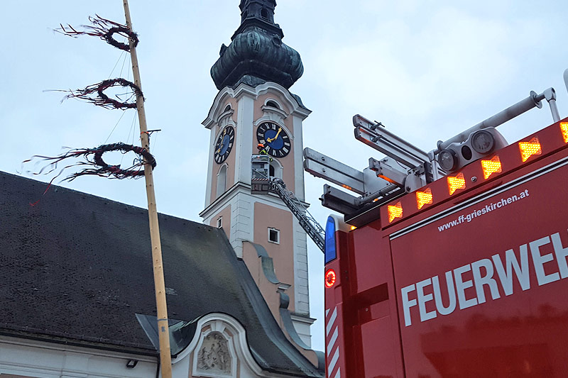 © FF Grieskirchen Die Feuerwehr sichert den Maibaum in Grieskirchen