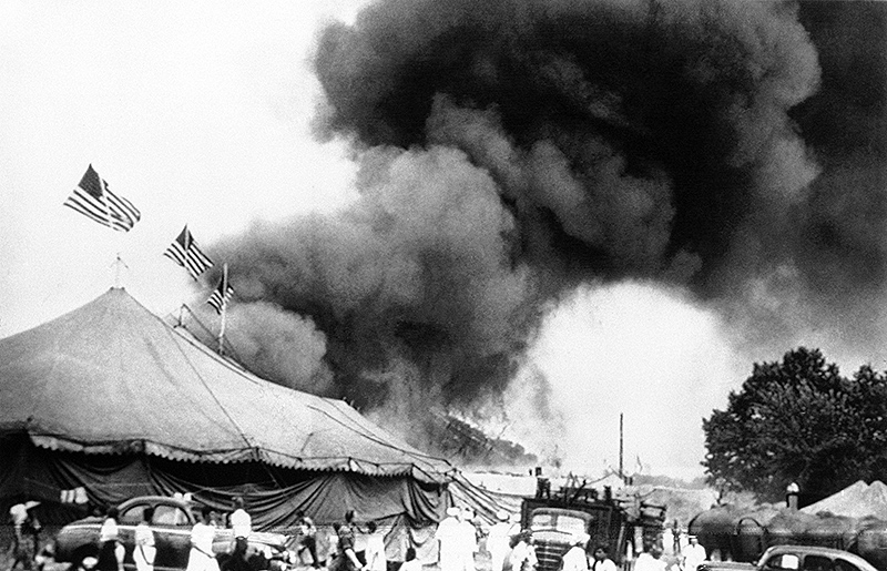 © AP Das Zelt des Zirkus Ringling Bros. and Barnum in Hartford steht am 6. Juli 1944 in Flammen