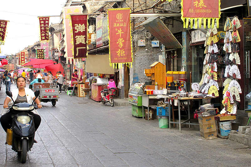 © ORF/Josef Dollinger Einkaufsstraße in China