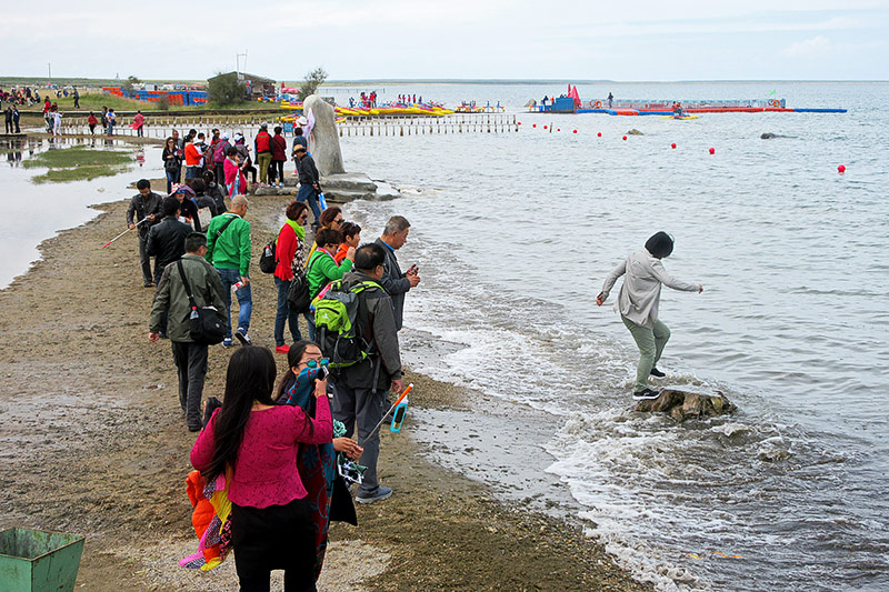 © ORF/Josef Dollinger Touristen an einem Strand in Zentralchina