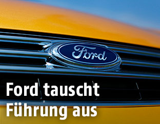 Vorderseite eines Autos der Marke Ford