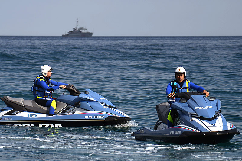 © APA/AFP/Filippo Monteforte Polizisten auf Jetskis