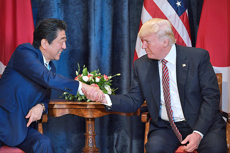 © APA/AFP/Mandel Ngan US-Präsident Donald Trump und Japans Premier Shinzo Abe
