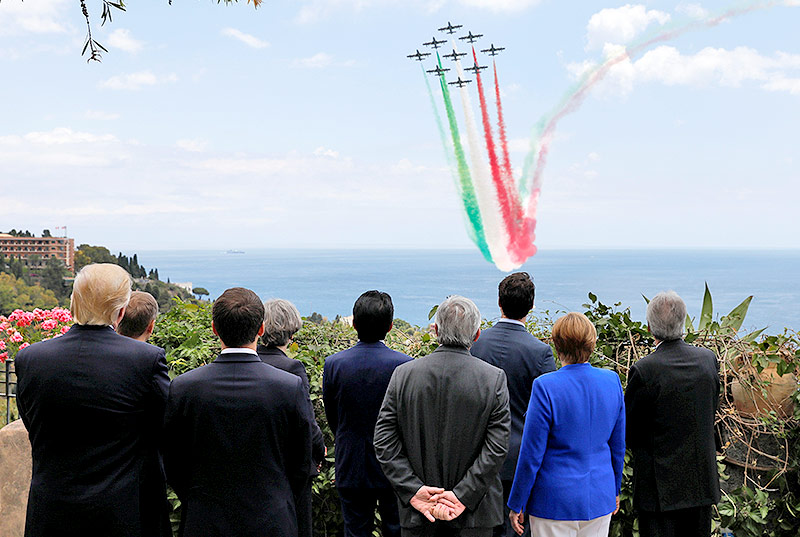 © Reuters/Jonathan Ernst G7-Gipfelteilnehmer schauen sich eine Flugshow an