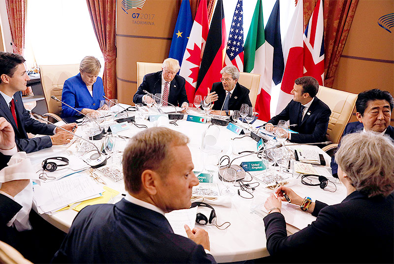 © Reuters/Jonathan Ernst G7-Gipfelteilnehmer beim Gespräch