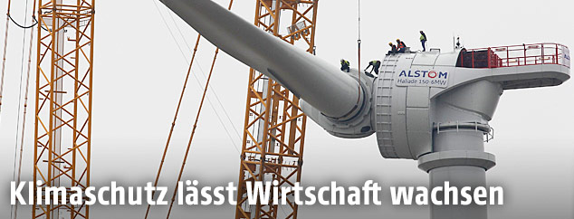 Eine Windrad wird montiert