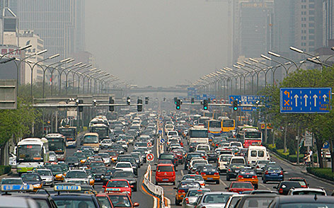 © Reuters/Victor Fraile Autoverkehr und Smog in Peking