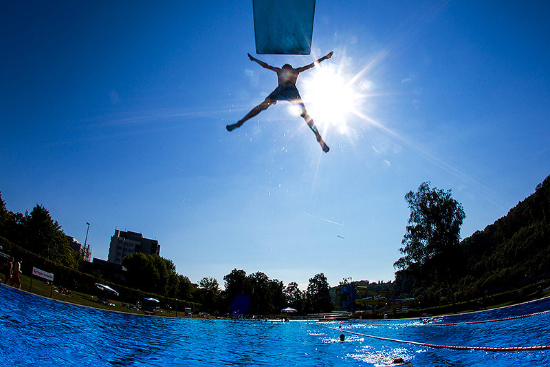 © APA/dpa/Christoph Schmidt Bub springt in einen Pool