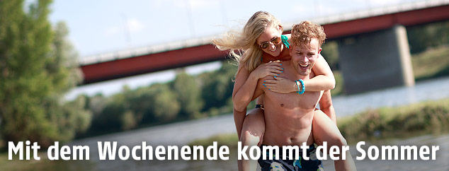 Pärchen am Wasser
