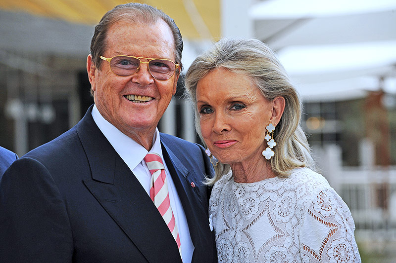 © APA/AFP/Patrick Seeger Der britische Schauspieler Roger Moore mit seiner Ehefrau Kristina Tholstrup