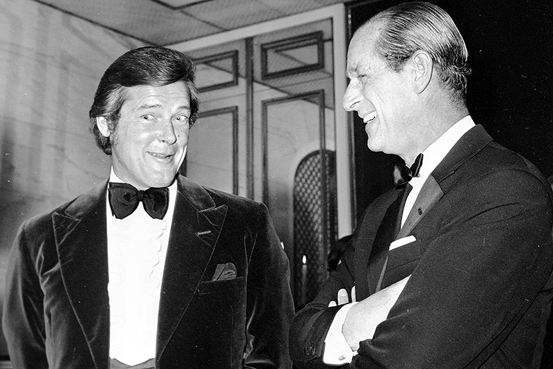 © AP/Bob Dear Archivbild des britischen Schauspielers Roger Moore und Prinz Philip aus dem Jahr 1971