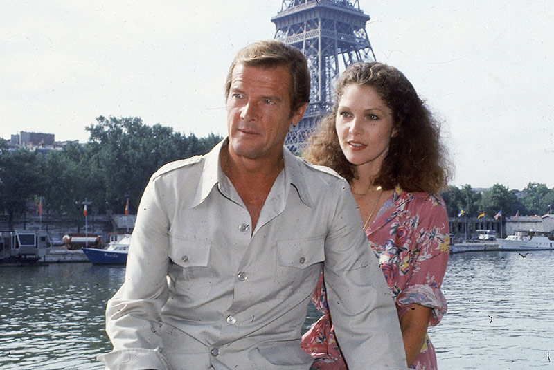 © AP Szenenbild aus dem James-Bond-Film Film "Moonraker" zeigt die Schauspieler Roger Moore und Lois Chiles