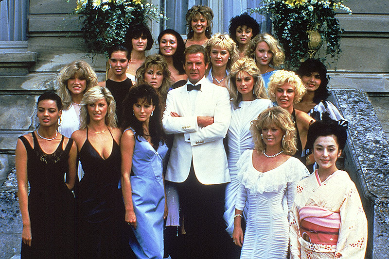 © AP/Alexis Duclos Archivbild aus dem Jahr zeigt den britischen Schauspieler Roger Moore mit weiblichen Filmkolleginnen