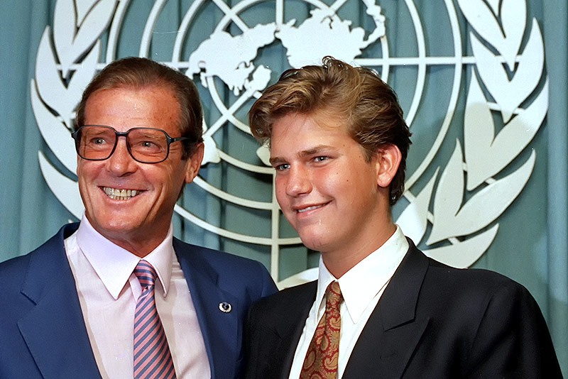 © AP/Marty Lederhandler Archivbild des britischen Schauspielers Roger Moore gemeinsam mit seinem Sohn Christian aus dem Jahr 1991