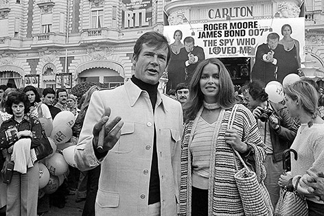 © APA/AP Archivbild des britischen Schauspielers Roger Moore und der US-Schauspielerin Barbara Bach aus dem Jahr 1977