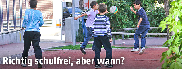 Fußball spielende Buben