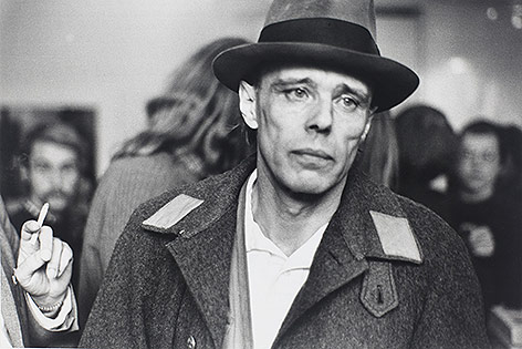 Joseph Beuys nach der Räumung der Staatlichen Kunstakademie Düsseldorf, 1972.