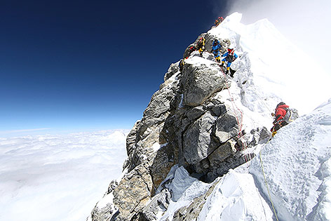 © APA/AFP/Neal Beidleman Bergsteiger am Hillary Step, 2011