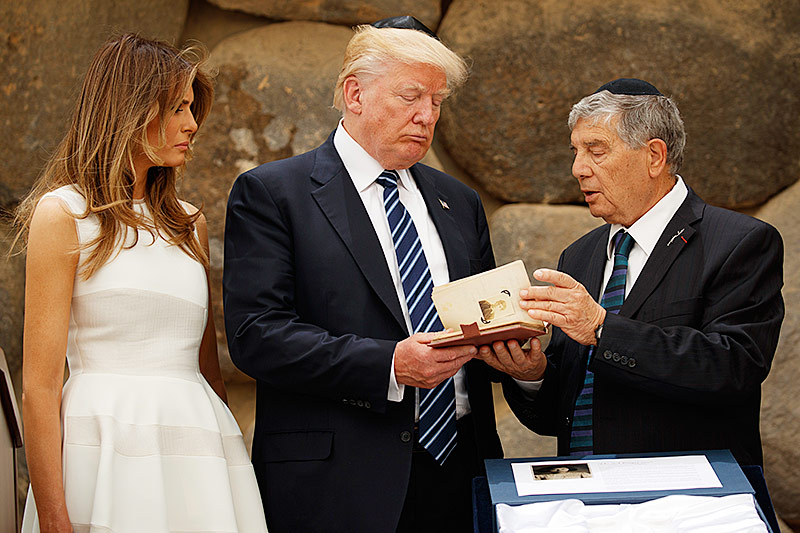 © AP/Evan Vucci Avner Shalev, Dirketor von Yad Vashem zeigt US-Präsident Donald Trump ein Buch von Ester Goldsstein