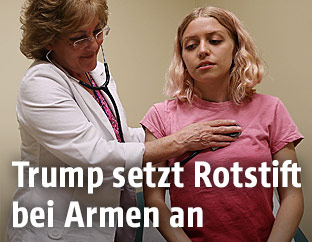 Patientin wird von Ärztin untersucht