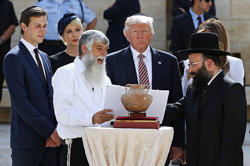 © APA/AFP/Ronen Zvulun Jared Kushner, Ivanka Trump, US-Präsident Donald Trump und Melania Trump gemeinsam mit Rabbi Shmuel Rabinovitch