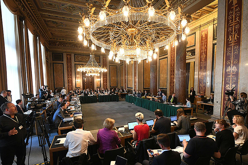 © APA/Helmut Fohringer Lokal VI im Parlament