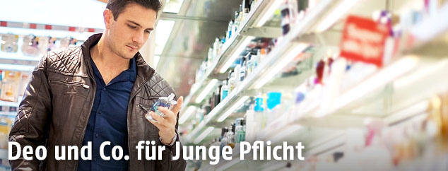Junger Mann kauft Parfume