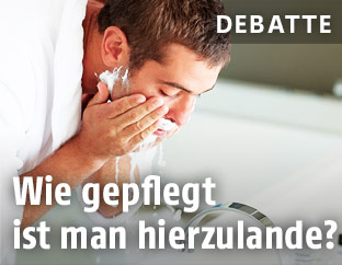 Mann wäscht Gesicht