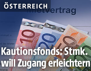 Geldscheine liegen auf einem Mietvertrag