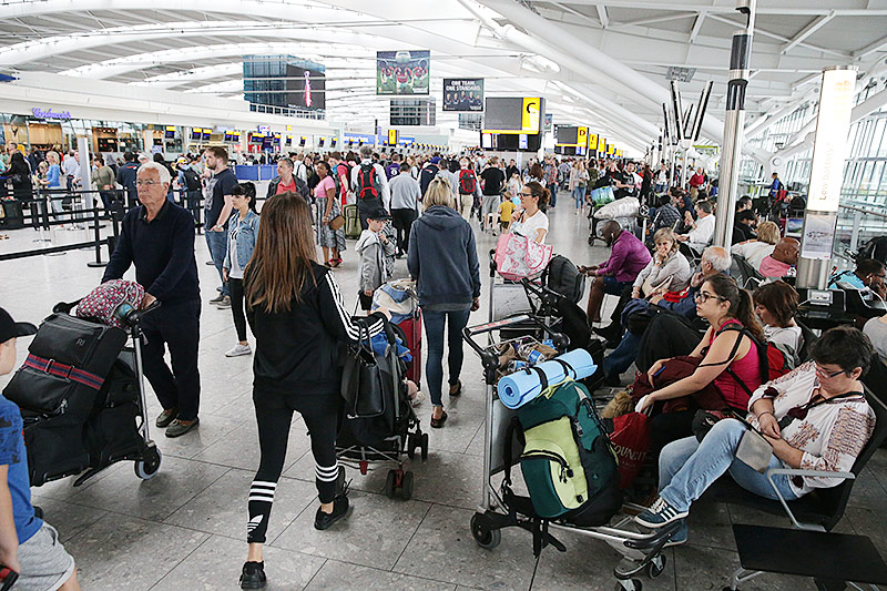 Gestrandete Passagierte auf dem Flughafen London Heathrow