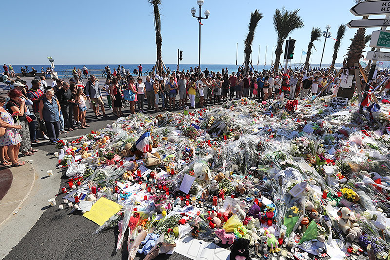 © APA/AFP/Valery Hache Blumen auf einer Promendade in Nizza