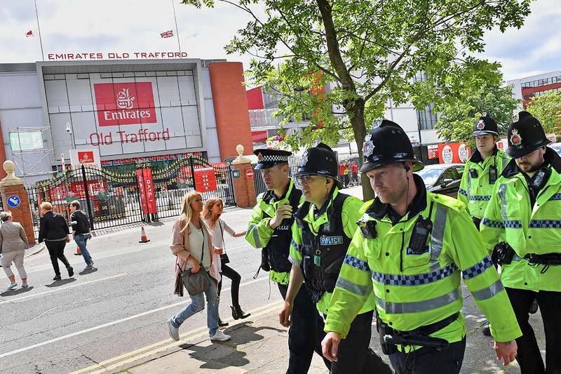 Polizei sichert Umgebung des Konzertes in Manchester