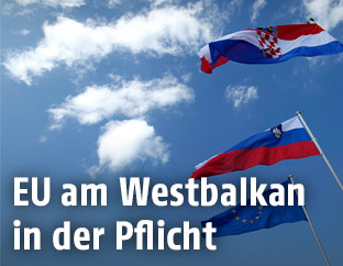 Die Fahnen von Kroatien, Slowenien und der EU