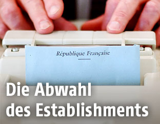 Nahaufnahme eines Stimmzettels, der in eine Wahlurne geworfen wird