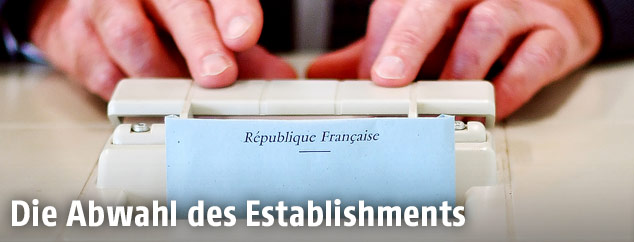 Nahaufnahme eines Stimmzettels, der in eine Wahlurne geworfen wird