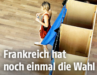 Frau geht aus Wahlkabine
