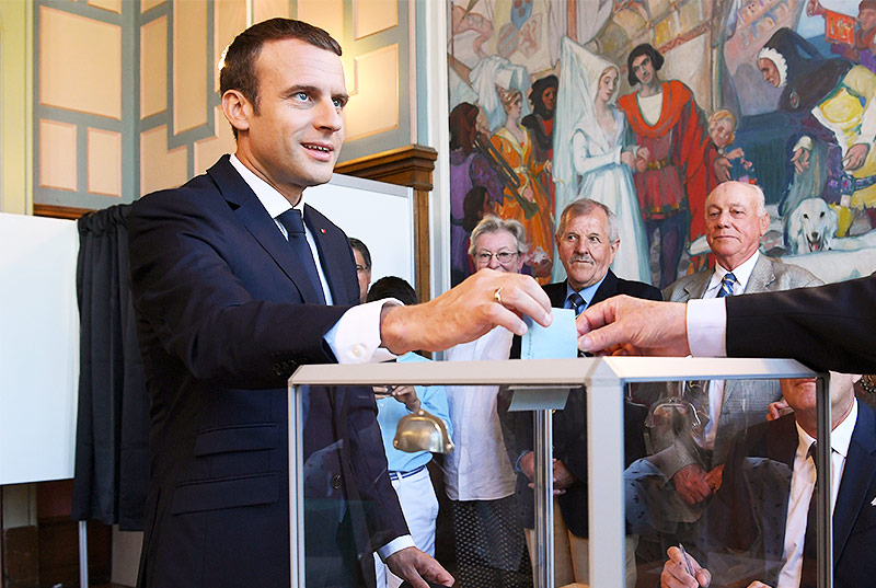 Emmanuel Macron im Wahllokal