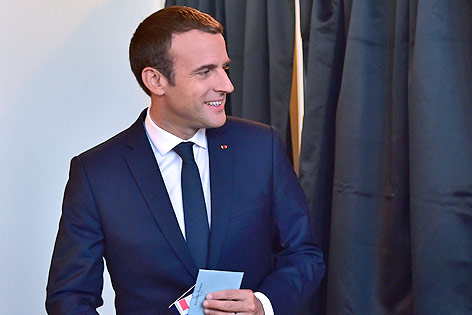 © AP/Christophe Archambault Emmanuel Macron im Wahllokal