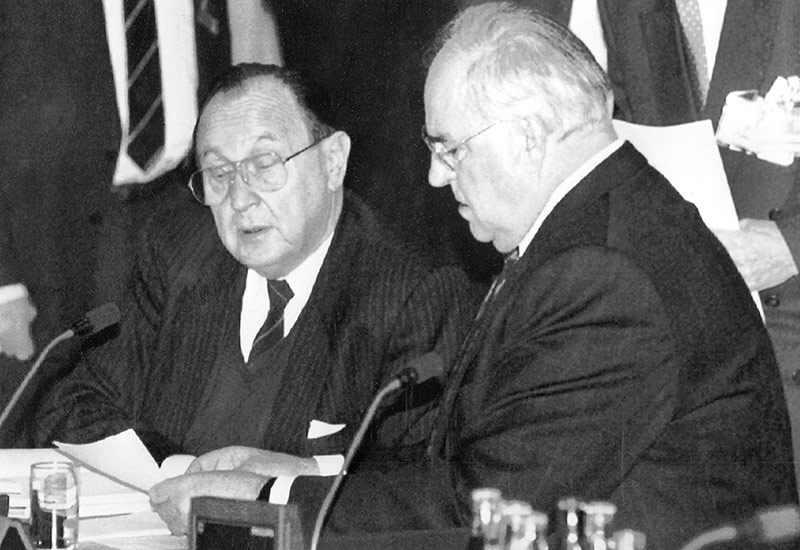 Helmut Kohl und Hans-Dietrich Genscher vor der Unterzeichnung des EU-Vertrags in Maastricht