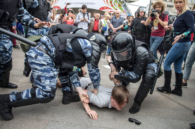 © APA/AP/Evgeny Feldman Verhaftung bei Demonstration in Moskau
