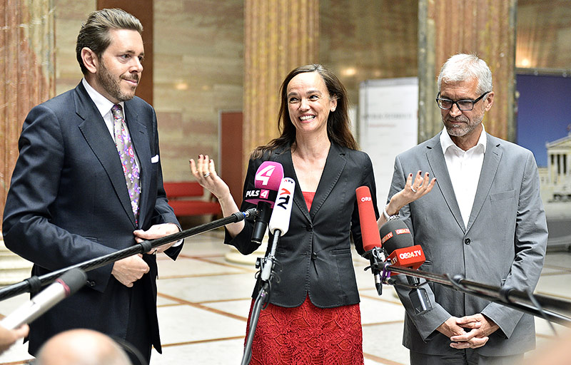 © APA/Hans Punz Wirtschaftsminister Mahrer (ÖVP), Bildungsministerin Hammerschmid (SPÖ) und Bildungssprecher Walser (Grüne)