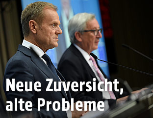Ratspr&auml;sident Donald Tusk und im Hintergrund EU-Kommissionspr&auml;sident Jean-Claude Juncker
